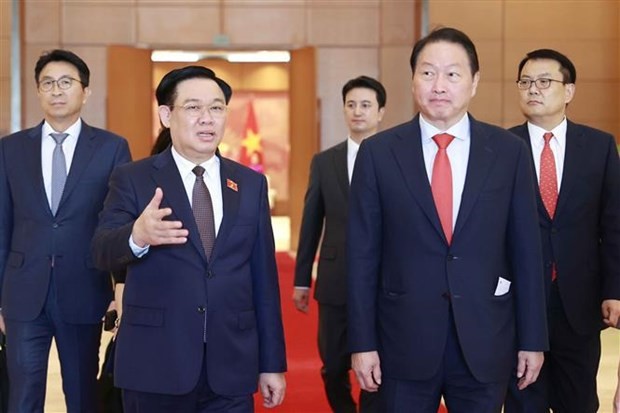 Chairman Vuong Dinh Hue (L) and Chairman of the Korean-based SK Group Chey Tae-won at their meeting in Hanoi on October 27 (Photo: VNA)