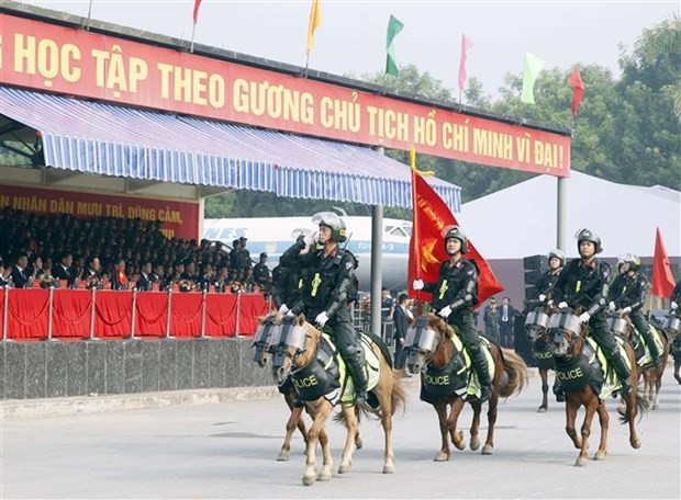 The mobile cavalry police’s technical performances impress the two leaders and many others. (Photo: VNA)