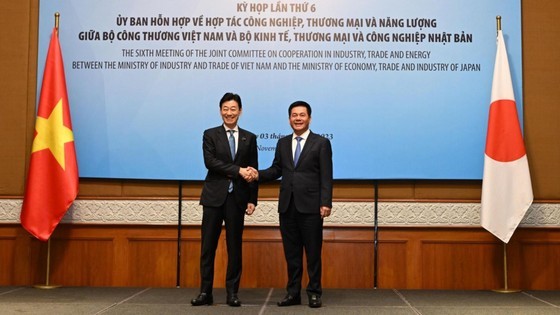 Minister of Industry and Trade of Vietnam Nguyen Hong Dien (R) and Minister of Economy, Trade and Industry of Japan Nishimura Yasutoshi