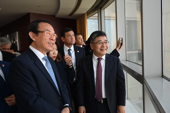Secretary of the Ho Chi Minh City Party Committee Nguyen Van Nen (L) talks with Xin Yadong, Secretary of the Party Committee of Financial Work in Shanghai. (Photo: Van Minh)