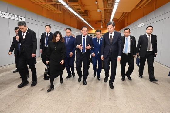 The delegation of HCMC led by Secretary of the Municipal Party Committee Nguyen Van Nen visits the headquarters of Shanghai Shentong Metro Group. (Photo: Van Minh)