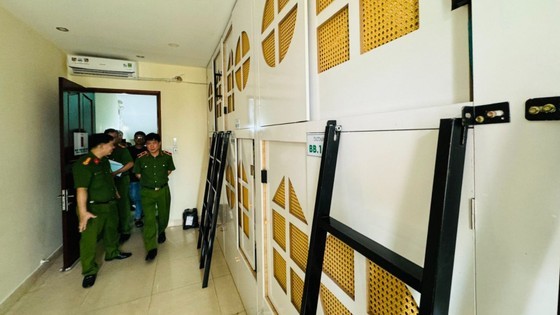 The inspection delegation of the Ministry of Public Security inspects the sleep box rental model on Cong Hoa Street, Tan Binh District, HCMC.