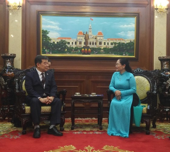Chairwoman of the Ho Chi Minh City People's Council Nguyen Thi Le receives Shin Choong II, the Consul General of the Republic of Korea in HCMC. (Photo: Minh Chau)