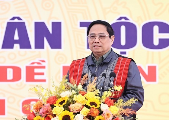 PM Pham Minh Chinh joins local people in Sin Ho district's Sa De Phin commune, the northern mountainous province of Lai Chau, in the festival of great national unity on November 19, 2023. (Photo: Viet Chung)