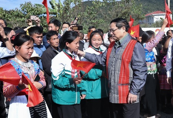 Prime Minister Pham Minh Chinh and pupils of Lai Chau Province (Photo: Viet Chung)