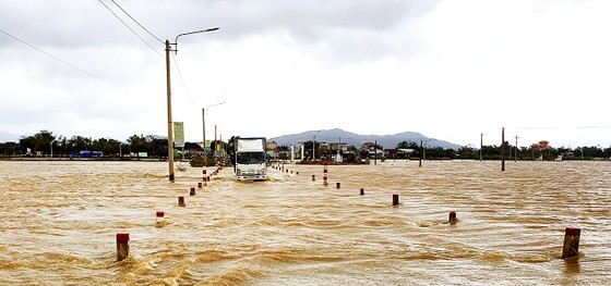 Heavy flooding is recorded in Tuy Phuoc District, Binh Dinh Province after torrential rains. (Photo: Ngoc Oai) Heavy flooding is recorded in Tuy Phuoc District, Binh Dinh Province after torrential rains. (Photo: Ngoc Oai)