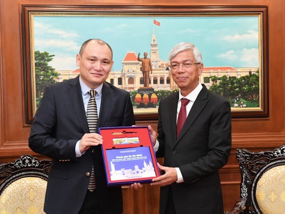 Vice Chairman of the Ho Chi Minh City People's Committee Vo Van Hoan presents a gift to ambassador Kanat Tumysh at the reception. (Photo: Viet Dung)