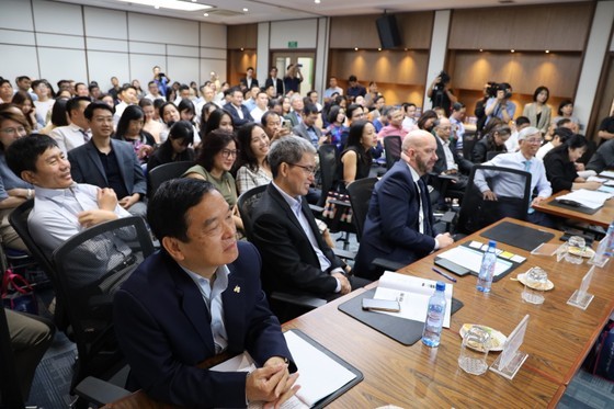 Vietnamese and Canadian businesses attend the seminar to seek cooperation opportunities and develop greater market share.