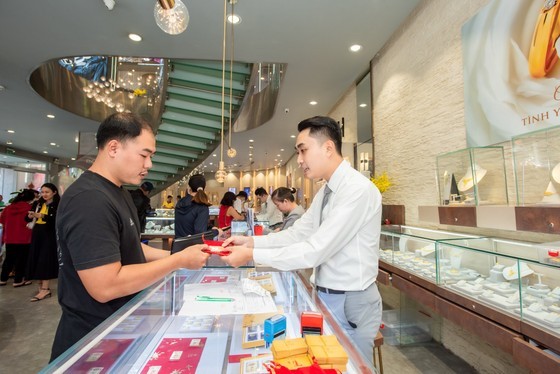 The SJC gold price exceeds US$2,978 per tael on November 22.