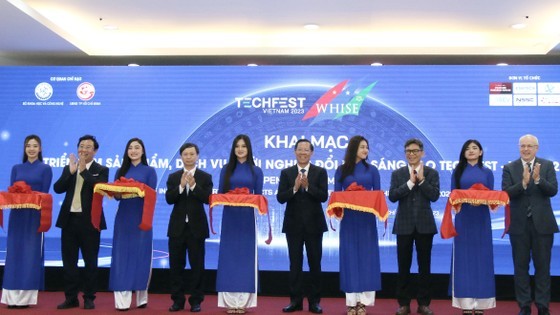 Chairman of Ho Chi Minh City People's Committee Phan Van Mai and delegates cut ribbon to open Techfest - Whise 2023. (Photo: Bui Tuan) Chairman of Ho Chi Minh City People's Committee Phan Van Mai and delegates cut ribbon to open Techfest - Whise 2023. (Photo: Bui Tuan)