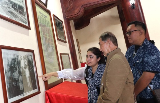 Members of the HCMC delegation visit the Ly Tu Trong Memorial Site.