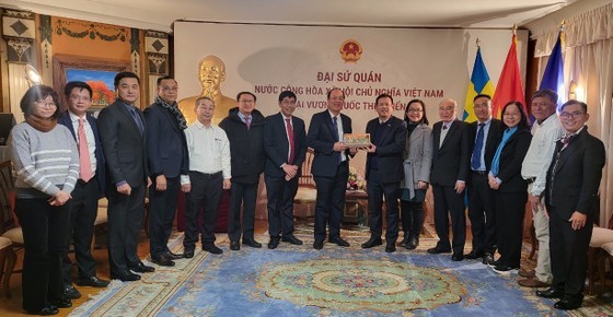 Deputy Secretary of Ho Chi Minh City Party Committee Nguyen Ho Hai presents souvenirs to officials and staff of the Vietnamese Embassy in Sweden.