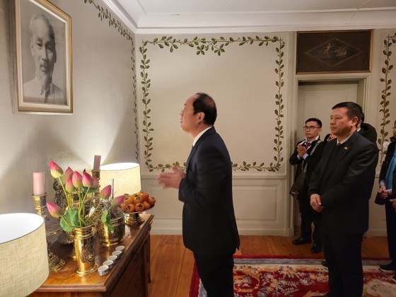 Deputy Secretary of the Ho Chi Minh City Party Committee Nguyen Ho Hai burns incense at President Ho Chi Minh's altar at the Vietnamese Embassy in Sweden.