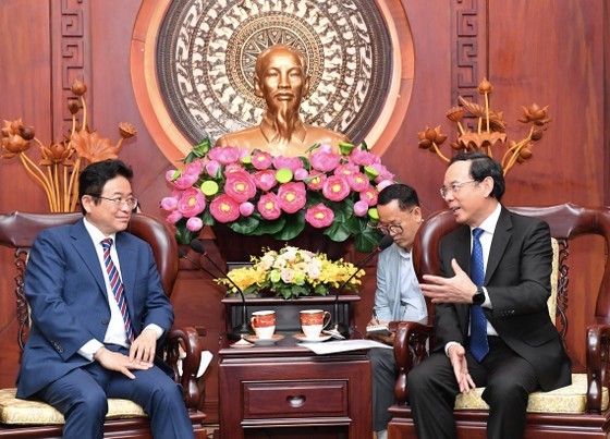 Secretary of the Ho Chi Minh City Party Committee Nguyen Van Nen (R) receives Governor of Gyeongsangbuk Province, the Republic of Korea Lee Cheol Woo. (Photo: Viet Dung)