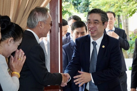 Deputy Secretary of the Municipal Party Committee Nguyen Phuoc Loc visits the Consulate General of Laos in Ho Chi Minh City. (Photo: Hoang Hung)