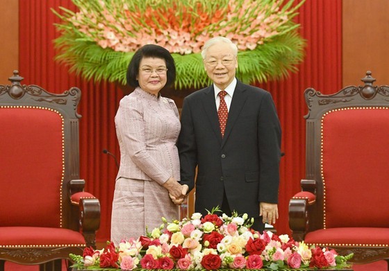 Party General Secretary Nguyen Phu Trong (R) and President of the Cambodian National Assembly Khuon Sudary. (Photo: Viet Chung)