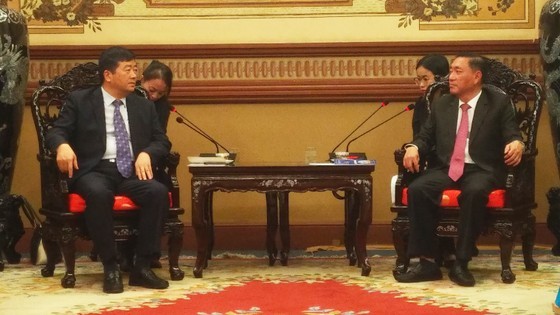 Deputy Chairman of the Ho Chi Minh City People’s Council Pham Thanh Kien (R) receives Vice Chairman of the Standing Committee of People's Government of China’s Guangxi Zhuang Autonomous Region Fang Chunming. (Photo: Minh Chau)