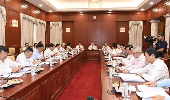 The conference conducts the discussion session. (Photo: Viet Dung)