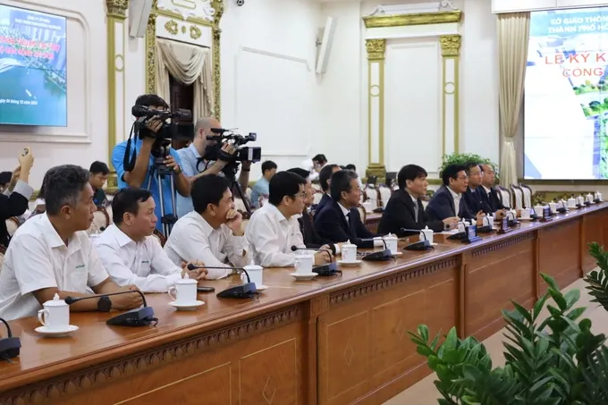 At a view of the signing ceremony (Photo: Quoc Hung)