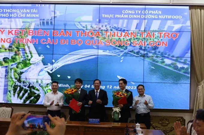 At the ceremony to sign an agreement of receiving sponsorship for the pedestrian bridge construction and investment project across the Saigon River (Photo: Quoc Hung)