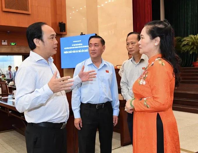 Delegates discuss at the conference. (Photo: Viet Dung)