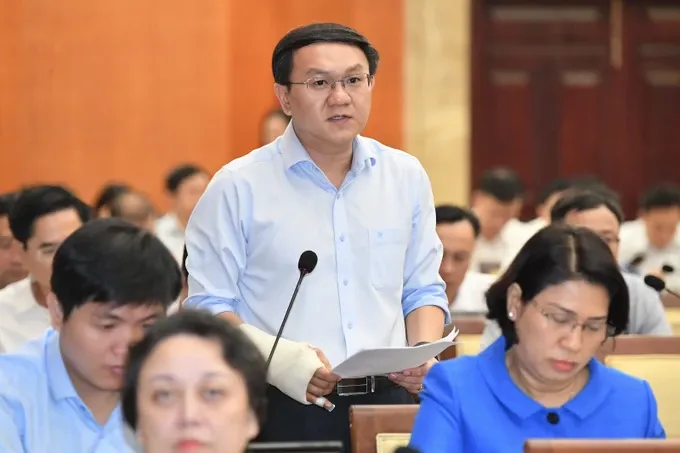 Director of the Ho Chi Minh City Department of Information and Communications Lam Dinh Thang informs the city's digital transformation program at the conference. (Photo: Viet Dung)