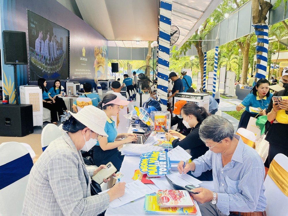 khach-dat-mua-tour-tai-gian-hang-1450.jpg (1).jpg