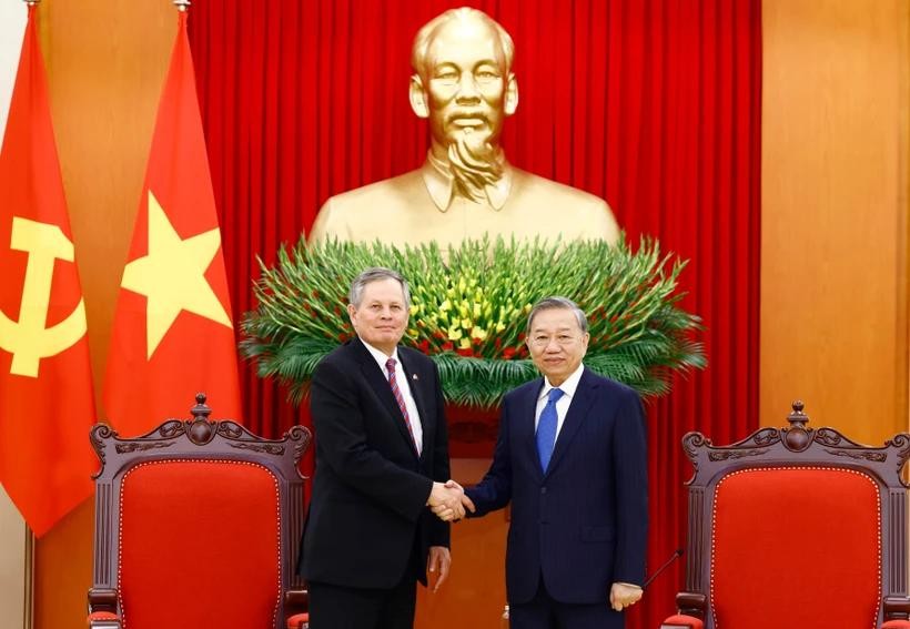 party-chief-to-lam-receives-us-senator.jpg