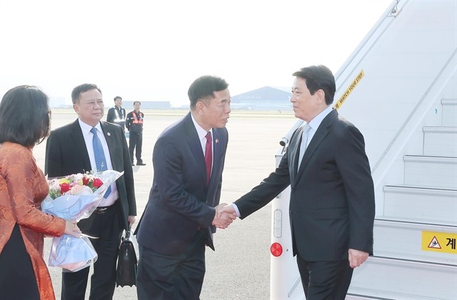 460771_5309821384395450_vna_potal_state_president_arrives_in_rok_to_join_apec_economic_leaders’_week_8372305.jpg