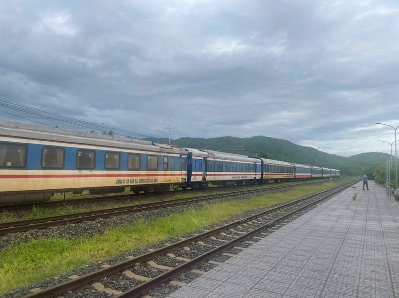 train-flooding-in-central-vietnam-vna.jpg