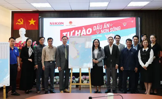 SGGP Newspaper presents Vietnam maps to Lam Dong Province