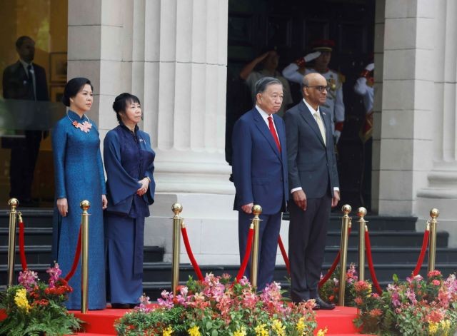 506362_5492862030352807_vna_potal_le_don_tong_bi_thu_chu_tich_nuoc_to_lam_va_phu_nhan_tham_cap_nha_nuoc_toi_singapore_8792144.jpg