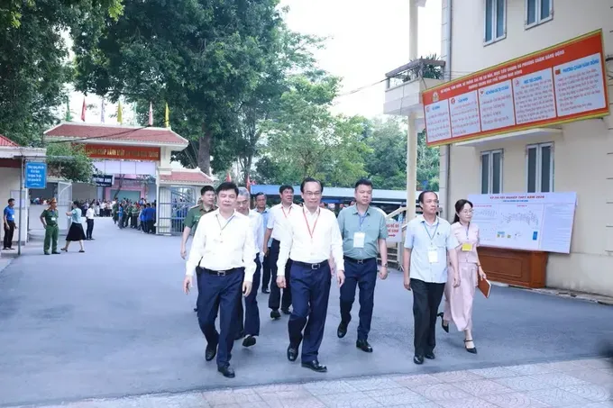 bo-truong-hoang-minh-son-va-doan-cong-tac-tham-diem-thi-truong-thpt-kim-dong-hung-yen-truoc-gio-thi-buoi-sang-2464-2356.jpg