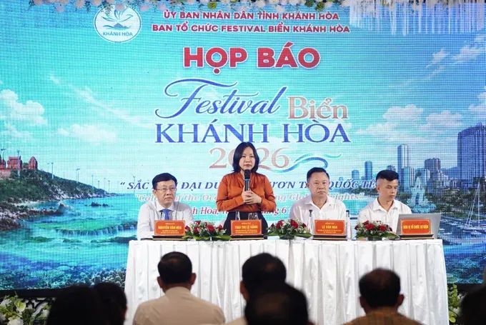 2-cac-dai-bieu-chu-tri-buoi-hop-bao-5811-8462.jpg