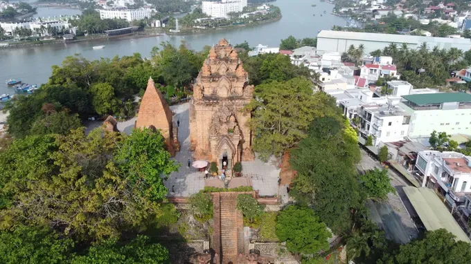 1-thap-ba-ponagar-nam-tren-doi-cu-lao-ben-dong-song-cai-nha-trang-9933-6687.jpg