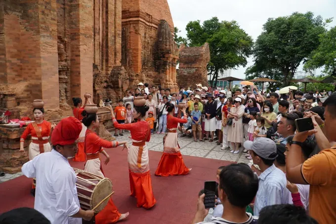 2-mua-cham-tai-thap-ba-ponagar-luon-hap-dan-du-khach-va-lam-cho-di-san-tro-nen-co-hon-giau-suc-song-699-9983.jpg