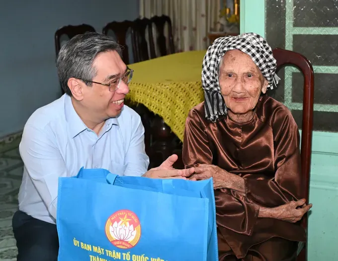 Mr. Nguyen Phuoc Loc talks with Vietnamese Heroic Mother Tran Thi Tu. Photo: SGGP/ Viet Dung