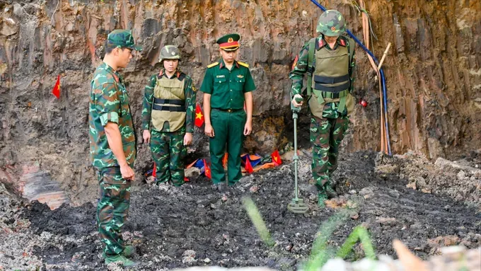 luc-luong-cong-binh-ra-soat-vat-lieu-no-de-ban-giao-mat-bang-cho-cac-luc-luong-thuc-hien-nhiem-vu-tiep-theo-5042-9674.jpg