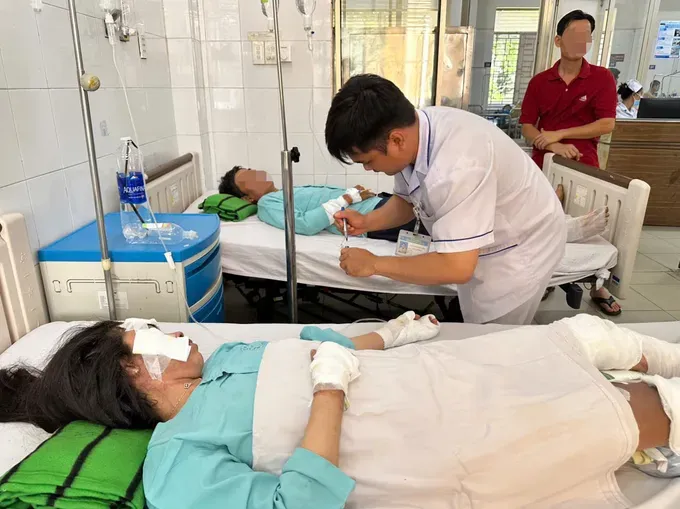 nhan-vien-y-te-benh-vien-da-khoa-thong-nhat-theo-sat-dieu-tri-cho-cac-nan-nhan-anh-xuan-trung-2838-9557.jpg