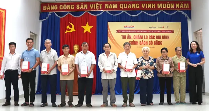 ong-ha-the-nhan-giam-doc-cong-ty-toshiko-va-ba-le-thi-hong-nhung-pho-giam-doc-ttdv-ttsk-bao-sggp-tang-qua-tai-xa-thuong-tan-6196-5999.jpg
