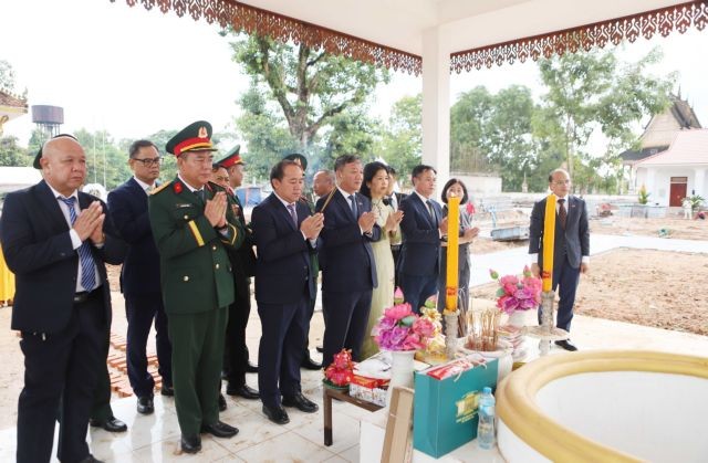 518865_vna_potal_dai_su_quan_va_cong_dong_nguoi_viet_nam_tai_lao_dang_huong_tuong_niem_cac_anh_hung_liet_si_8910503.jpg