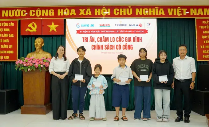 trao-hoc-bong-do-quy-tam-tai-viet-tai-tro-6240-4113.jpg