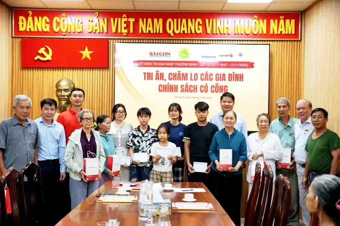 trao-qua-tai-phuong-binh-tan-5-9067-1498.jpg