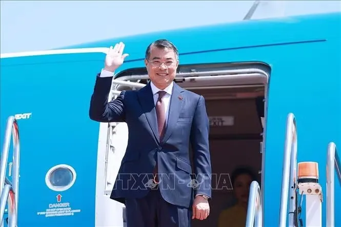 Thủ tướng Lê Minh Hưng rời thủ đô Vientiane, kết thúc chuyến thăm chính thức Cộng hòa Dân chủ Nhân dân Lào. Ảnh: TTXVN