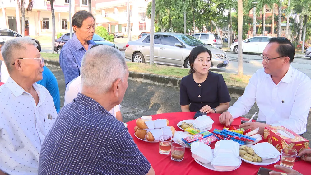 Bí thư Đảng ủy, Chủ tịch HĐND Nguyễn Trọng Ân trò chuyện với nhân dân, khu phố trong buổi cafe sáng 9-10