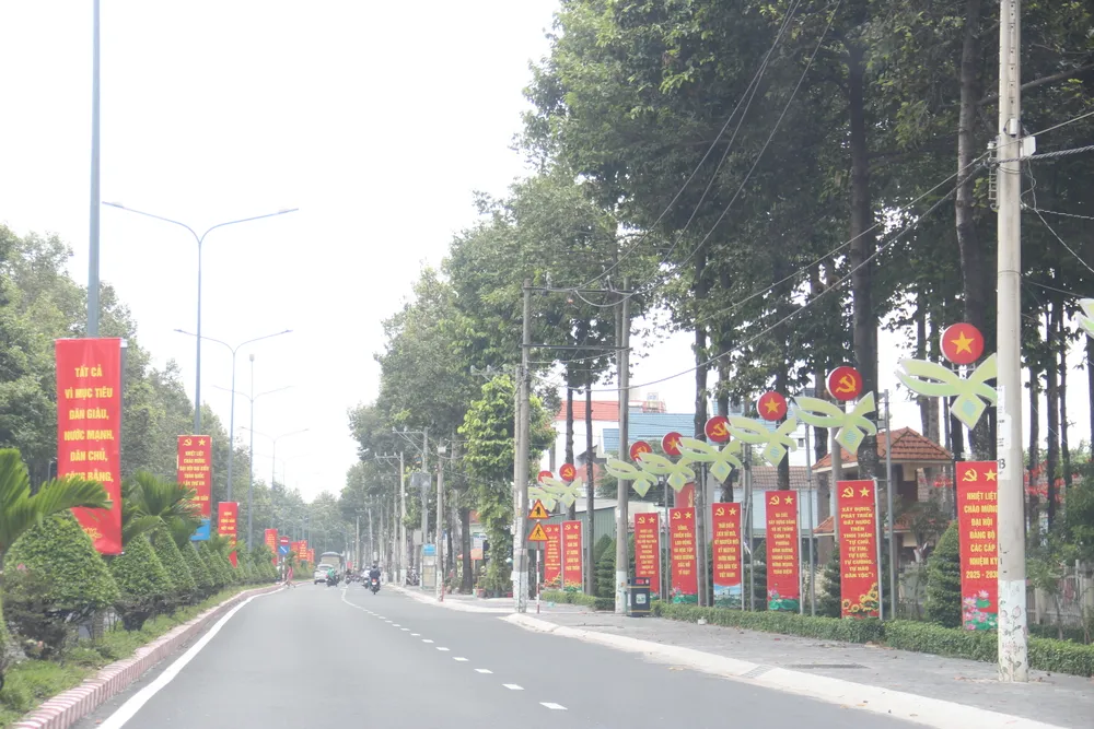 Đường Huỳnh Văn Lũy trước Đảng ủy phường Bình Dương nổi bật với những băng rôn, khẩu hiệu tuyên truyền