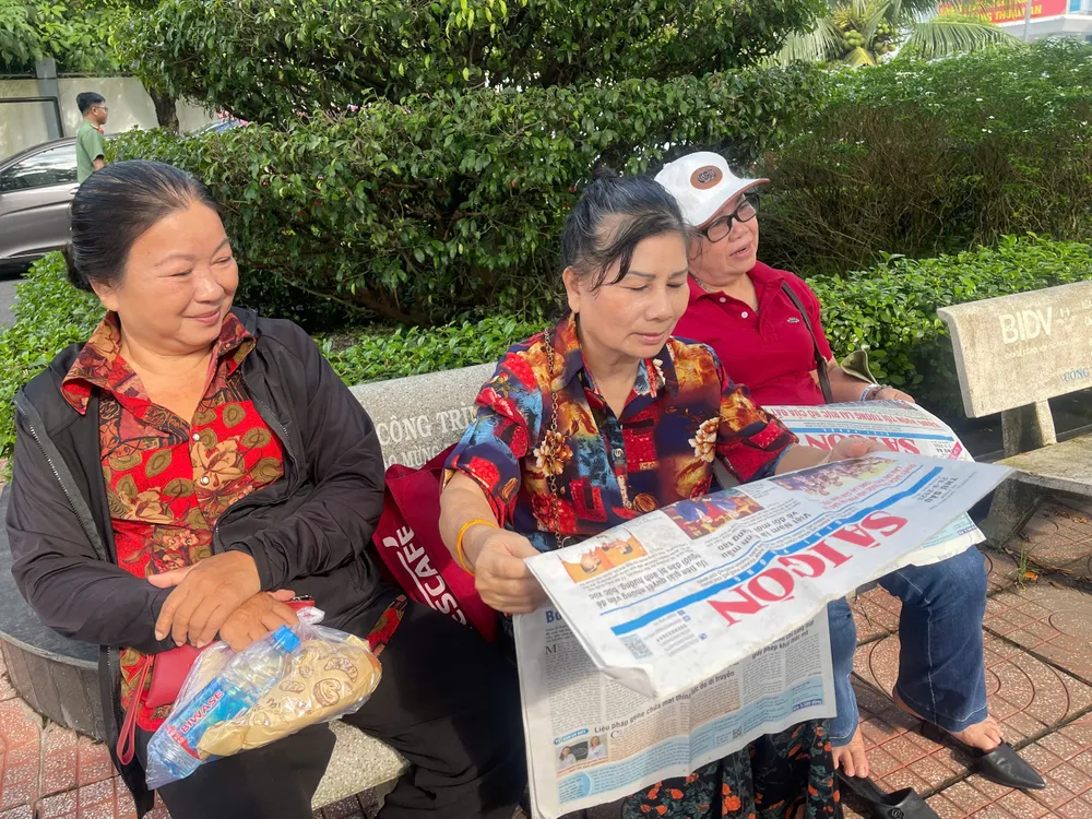 Người dân tìm hiểu thông tin về đại hội trên Báo Sài Gòn Giải Phóng