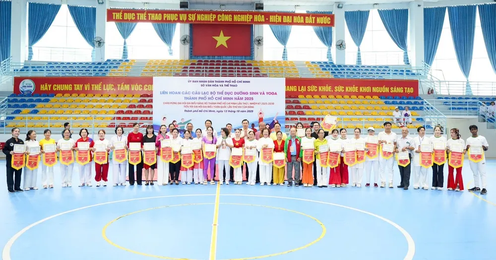 Ban Tổ chức Hội thao tặng cờ lưu niệm cho đại diện các đoàn về tham dự Liên hoan Các CLB Dưỡng sinh và Yoga