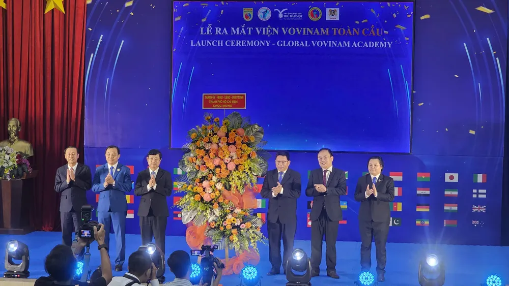 Đồng chí Võ Văn Mình Phó Bí thư Thành ủy, Chủ tịch HĐND TPHCM chúc mừng Viện Vovinam Toàn cầu tại Lễ ra mắt. Ảnh: TÂM TRANG