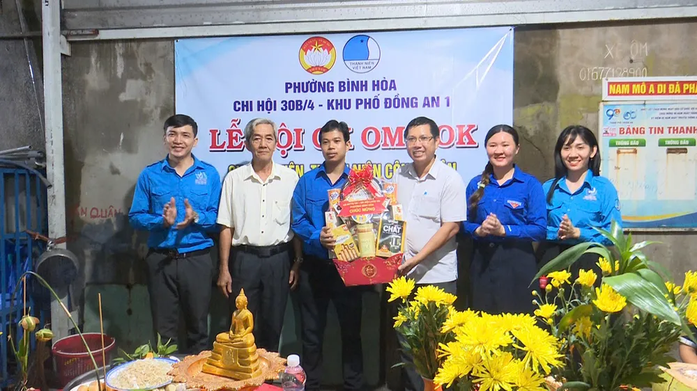 Thanh niên công nhân rộn ràng với Lễ hội “Ok Om Bok” 